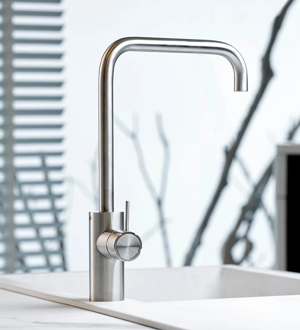 Single lever kitchen sink mixer with a swivelling spout in brushed AISI 316L stainless steel