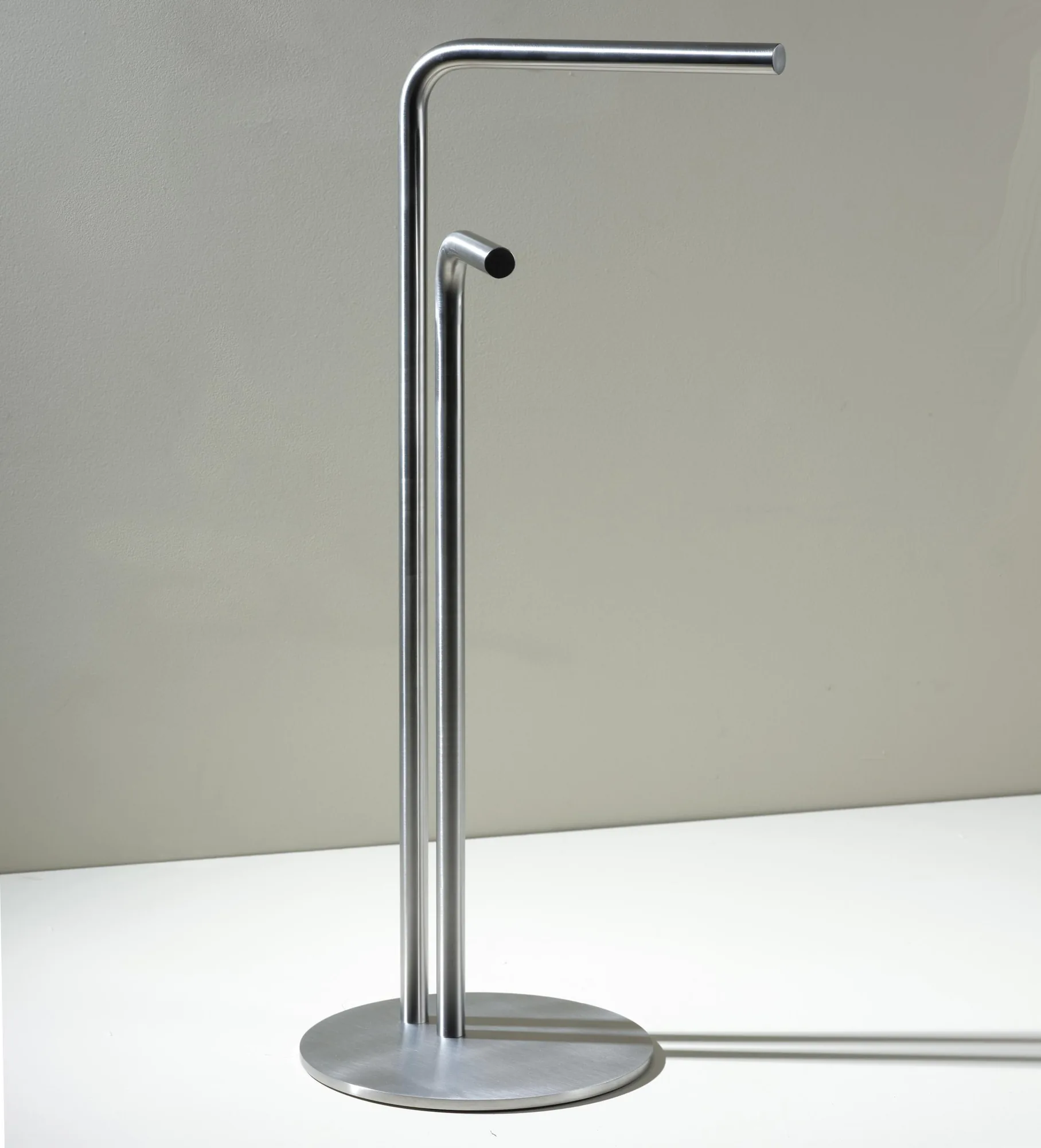 Freestanding stainless steel towel stand with an upper and a lower rail